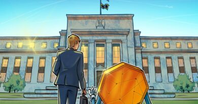 Top Fed official: Staff should be allowed to hold a little crypto