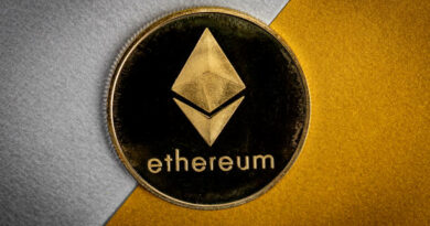 High-Tier Ethereum Wallet Addresses Distribute While Retail Investors Step In to Accumulate